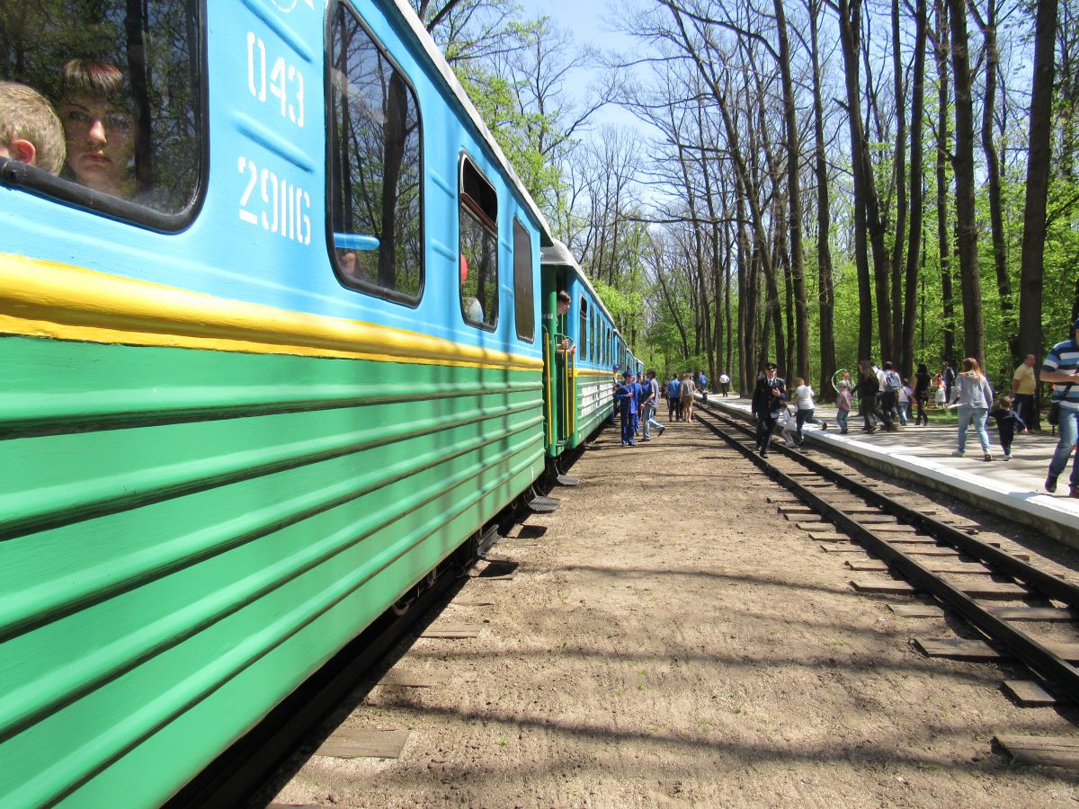 Состав 'Юность Южной' на втором пути ст. Лесопарк