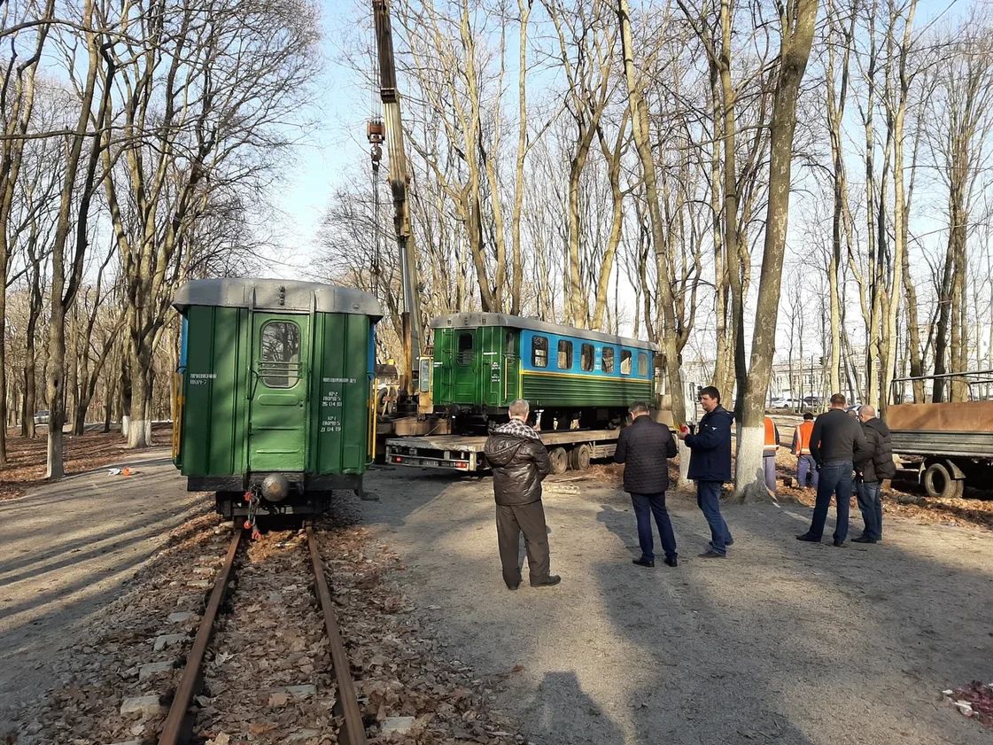 Три вагона состава 'Юность Южной вывозят с Малой Южной на Киевскую ДЖД.