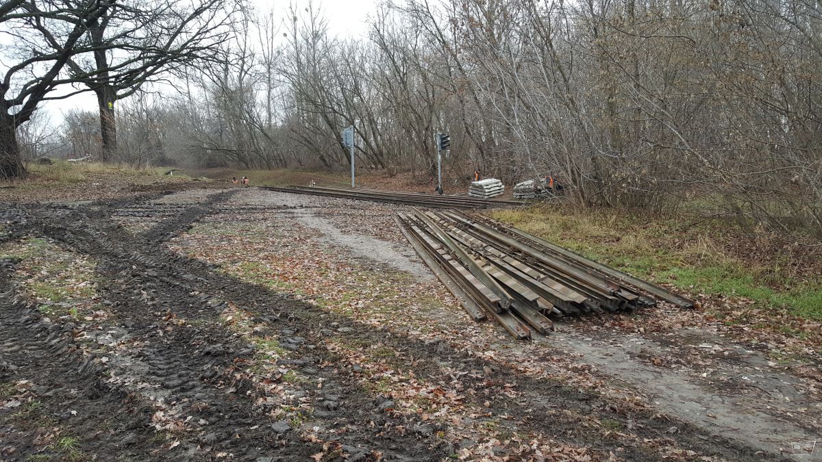 Замена шпал на втором километре трассы