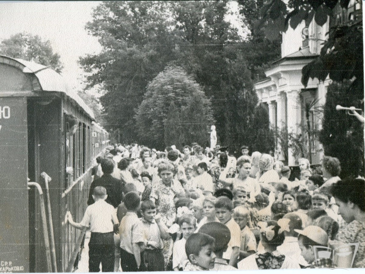 Пассажиры на перроне ст. Парк