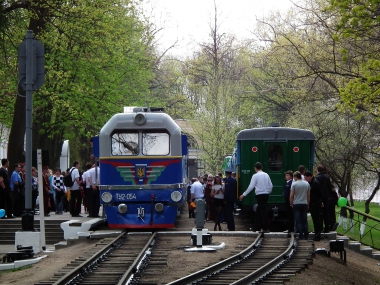 Станция Парк. Видны ТУ2-065 и состав 'Юность Южной' из вагонов ПВ51