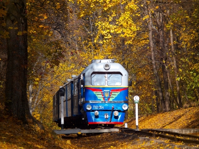 ТУ2-054 с поездом 'Україна' следует в нечётную сторону по перегону Лесопарк - Парк