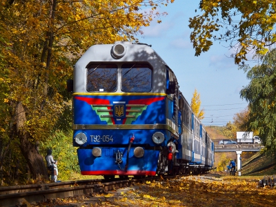 ТУ2-054 с поездом 'Україна' следует в нечётную сторону по перегону Лесопарк - Парк